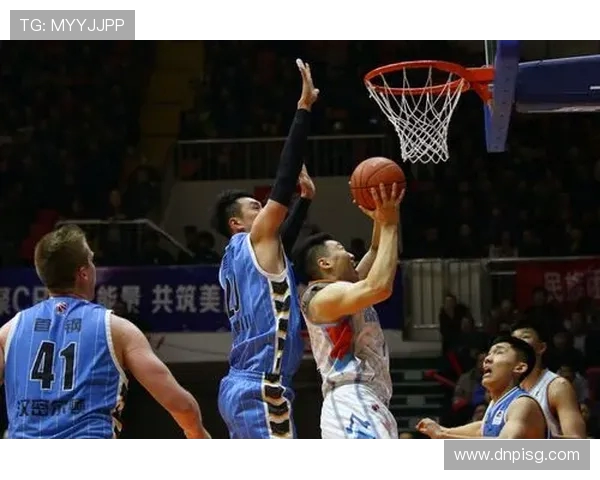 李根：从篮球场上的拼搏者到社会责任的践行者的成长之路