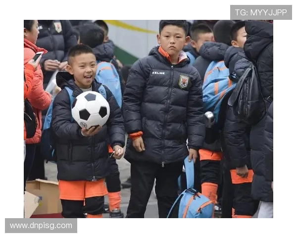 鲁能与力帆女球迷激情对决展现足球魅力与青春风采